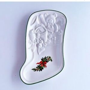 NIB Pfaltzgraff Winterberry Embossed Stocking Plate